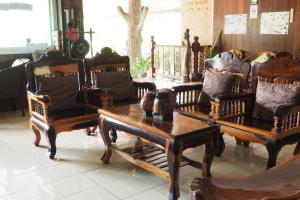 a living room with couches and a table and chairs at ภูตะวัน กาญจน์ รีสอร์ท Phutawan Kan Resort in Kanchanaburi City +22 photos