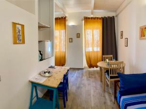 a kitchen and dining room with a table and chairs at B&B le TRE CHIOCCIOLE in SantʼAntìoco