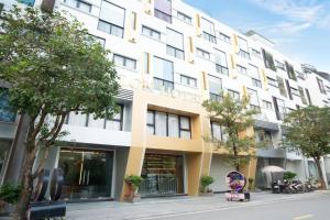a rendering of the front of the apartment building at Melon Hotel Tố Hữu in Trung Văn