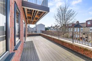 an empty balcony of a building with a wooden deck at Modern 2-Bed Apartment 30 mins from Central London in Finchley
