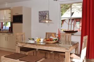 a kitchen with a table with a bowl of fruit on it at Boddenkieker in Born