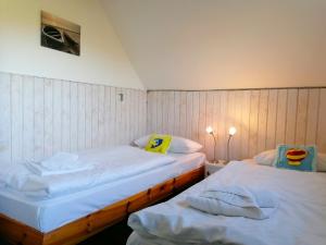 a room with two beds in a room at Ferienhaus La Mer in Ahrenshoop