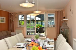 a dining room with a table with fruit on it at Schipperhus in Born