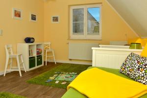 a small room with a bed and a table at Schipperhus in Born