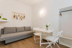 a living room with a couch and a table at Sunny Vibes Monopoli in Monopoli