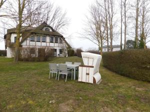 a table and chairs in front of a house at Boje Haus Sanddorn in Althagen