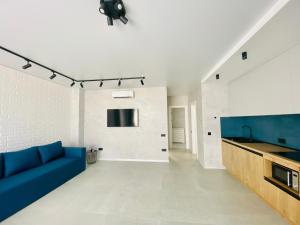 a living room with a blue couch and a sink at Золотий Бугаз корп5 апарт3 in Odesa