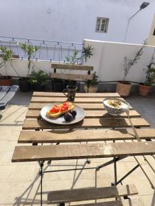 ein hölzerner Picknicktisch mit einem Teller Essen darauf in der Unterkunft La Camera in Camas