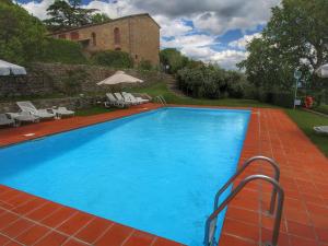 Der Swimmingpool an oder in der Nähe von Spacious apartment for 4 people in rustic atmosphere with private garden