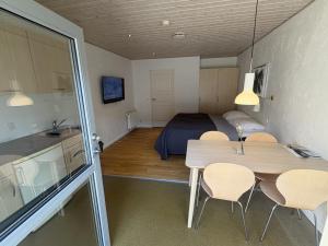 a room with a bed and a table and chairs at Tollundgaard Golf Park & Apartments in Funder Kirkeby