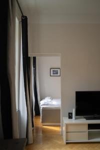 a living room with a television and a bed at Executive Living Södermalm Chic in Stockholm