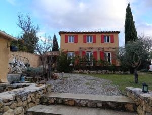 a house with a stone wall and a yard at La bastide 4 chambres in Artignosc-sur-Verdon