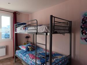 a bedroom with two bunk beds in a room at La bastide 4 chambres in Artignosc-sur-Verdon