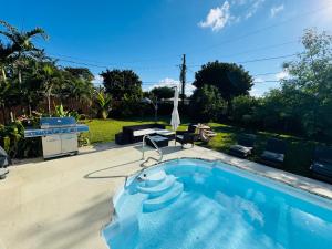 a small swimming pool in a yard with a grill at Comfy and Relaxed in Cutler Bay