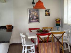 eine Küche mit einem Tisch, auf dem eine Obstschale steht in der Unterkunft Hostal La Cestería Pueblito Boyacense in Duitama