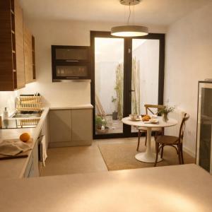 a kitchen with a table and a dining room at Maré do Bairro Studio Beira Mar Aveiro in Aveiro +9 photos