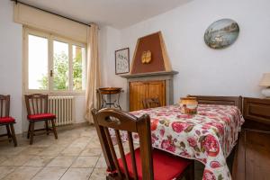 a dining room with a table with a red table cloth at Casa Curti 1 in Sorico