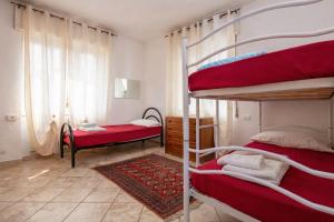a bedroom with two bunk beds with a red mattress at Casa Curti 1 in Sorico