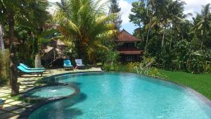 a swimming pool in the yard of a resort at Unik Cottage in Sidemen