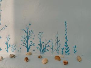 a wall with shells andorse painted on it at Yabiya home stay in Lanyu