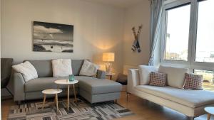 a living room with a couch and a chair at Simmerdeis am Hafen in Husum
