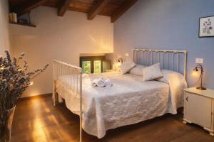 ein Schlafzimmer mit einem Bett, auf dem zwei Handtücher liegen in der Unterkunft Greif Boutique Juna in Aurisina