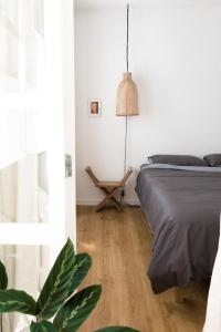 ein Schlafzimmer mit einem Bett und einer Topfpflanze in der Unterkunft TRACES Lagos in Lagos