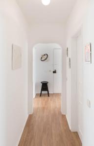 ein Flur mit weißen Wänden und ein Tisch in einem Zimmer in der Unterkunft TRACES Lagos in Lagos + 4 Fotos
