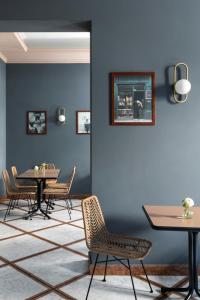 a dining room with a table and chairs at Hotel Marisa in Rome