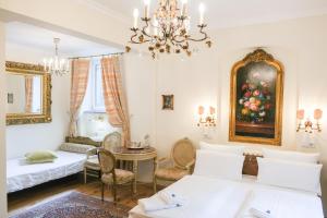 a living room with two beds and a chandelier at Hotel Rotdorn in Berlin