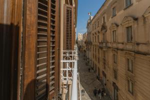a view of an alley between two buildings at Torrearsa street 35 in Trapani