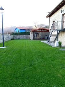 a yard with green grass and a building at Arteondo in Mendeica