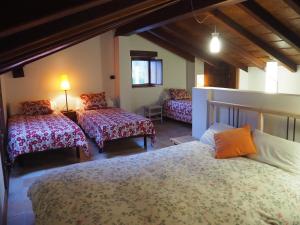 a bedroom with two beds and a couch in a room at Arteondo in Mendeica