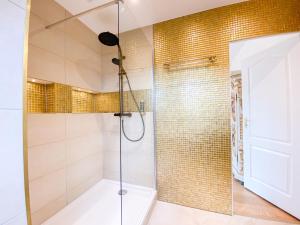 a shower with a glass door in a bathroom at Hotel Rotdorn in Berlin +113 photos