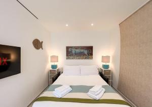 a small bedroom with a bed with two lamps at Casa Elisabeth in Portovenere +13 photos