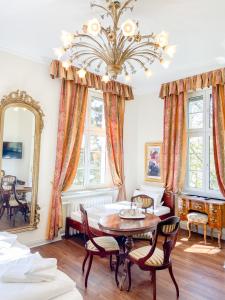 a living room with a table and a chandelier at Hotel Rotdorn in Berlin