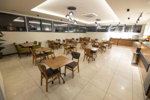 ein leeres Restaurant mit Holztischen und Stühlen in der Unterkunft Buca Mat Hotel By Tahtalı in Izmir + 19 Fotos