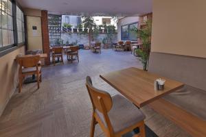 ein Restaurant mit Tischen und Stühlen in einem Raum in der Unterkunft Buca Mat Hotel By Tahtalı in Izmir