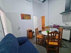 a living room with a table and chairs and a kitchen at Casa OASIS in Almonte