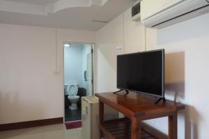 a flat screen tv sitting on top of a wooden table at ภูตะวัน กาญจน์ รีสอร์ท Phutawan Kan Resort in Kanchanaburi City