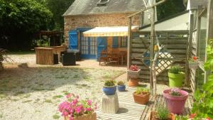a garden with potted plants on a wooden deck at KERMARIUs in Plougastel-Daoulas