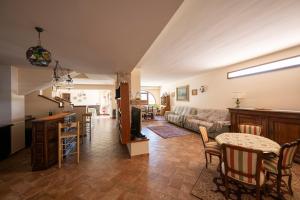 a living room with a couch and a table at Linda's Retreat B&B in Fiano Romano