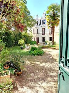 an open door to a garden with a building at Les Sibylles in Châtellerault