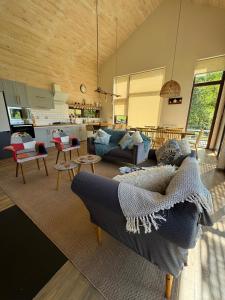 a living room with a couch and a table at Refugio entre Montañas - Malalcahuello in Malalcahuello