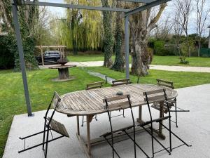 a picnic table in a park with a grill at Au Vingt Neuf in Loches