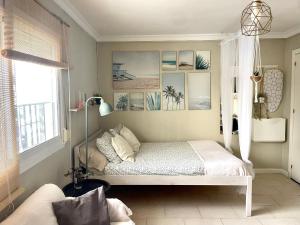 a bedroom with a bed and a window and a couch at Sea Breeze Alojamientos in Barbate