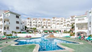 a hotel with a swimming pool in front of a building at BLUESEA Apartamentos Callao Garden in Callao Salvaje