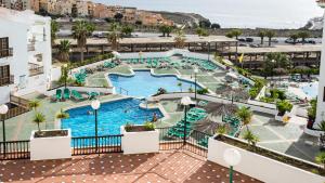 an overhead view of a pool at a resort at BLUESEA Apartamentos Callao Garden in Callao Salvaje