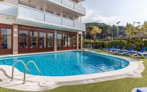 a swimming pool in front of a building at BLUESEA Montevista Hawai in Lloret de Mar