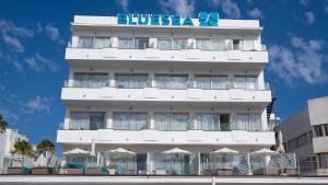 a hotel with a sign on top of it at BLUESEA Anba Romaní in Cala Millor